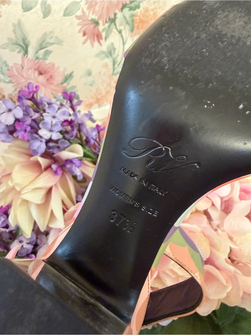 Limited edition Roger Vivier Pastel Scallop Ankle-Strap Sandals - Picture 5 of 6